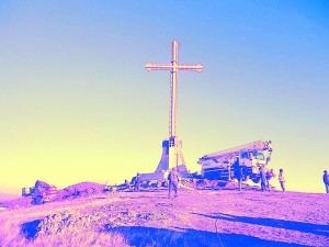 18-метров кръст свети над Панагюрище