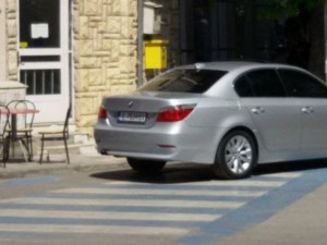 Нагла шофьорка паркира на пешеходна пътека
 