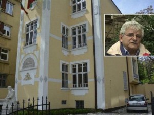 Шефът на Литературния музей паркира колата си в къщата-музей на Яворов