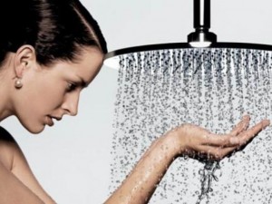 Студен душ за силна коса