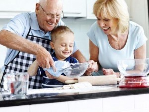 Изследване предупреждава: Пазете детето си от бабите и дядовците!