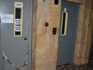 Домоуправители в затвора заради неизправни асансьори