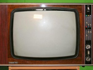 Цветен телевизор се купуваше с 4 заплати