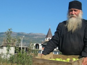 Монаси набират работници за прибирането на картофи