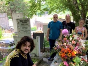 Киркоров затрупа гроба на майка си с цветя