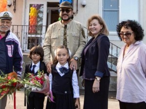 Киркоров изпрати децата на училище с охрана
 