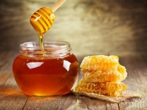 Край на сухата кожа с мед