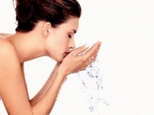 Мийте лицето с хладка вода против бръчки
 