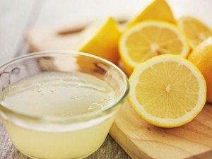 Край на петната по кожата с лимонов сок 
