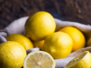 Сок от два лимона чисти белите дробове 
