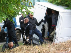 Софийски трафиканти с "пратка" бягат на полицията с камион, спират ги след гонка