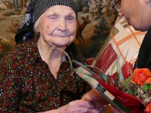 Сляпата Рада Попова получи 100 лв. за 100-тния си рожден ден 