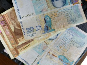 Банките ни жилят с нова такса: „разбъркана пачка банкноти “
