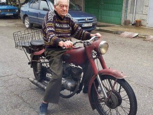 Рокер на 90 всеки ден препуска с 57-годишния си мотор