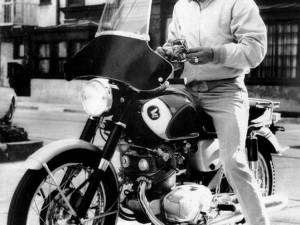 Мотоциклет на Стив Маккуин бе продаден за над 90 000 долара на търг