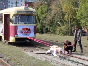 Рускиня дърпа трамвай с голи ръце