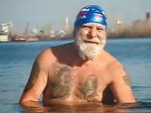 Не човек, а желязо! 74-годишен плува по 30 мин. при нула градуса

