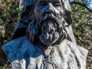 На кого пречи паметникът на екзарх Антим първи в християнската църква в Одрин?
 