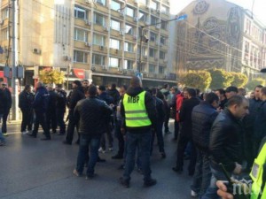 Стотици прииждат пред финансовото министерство, задават се тежки дни за Бъчварова