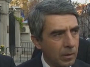 Плевнелиев почти се разплака пред френското посолство в София
