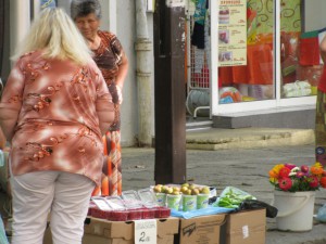 „Баба престъпничка” продава домати на улицата
 