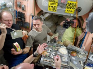 Какво ще хапнат и пийнат на Бъдни вечер космонавтите на МКС
 