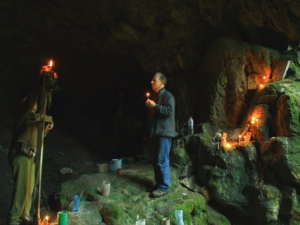 Пациенти оставят болните си органи в пещера в Странджа

