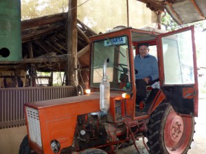 90-годишен джитка с трактор “Владимирец” вместо кола