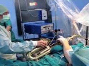 Уникално: Пациент свири на саксофон по време на мозъчна операция 
 