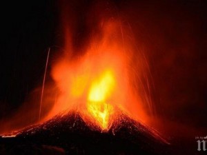 Вулканът Колима в Мексико отново мощно изригна