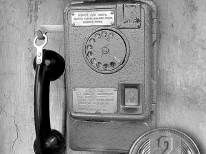 Старите улични телефони с монета