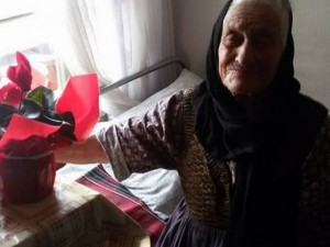 Баба Гена живее 100 години и половина с работа, чай с мед и сладкиши