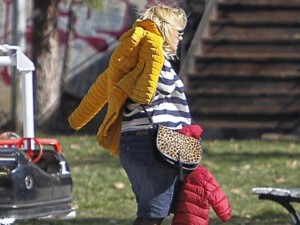 На вниманието на социалните: Лора Крумова зарязва сина си сам в колата
 