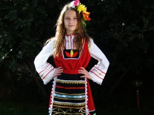 Събират автентични български носии