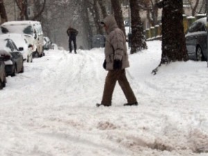 Зимата се върна! Сняг затрупа България!