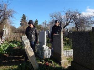 Чакали разравят гробищата в Градец