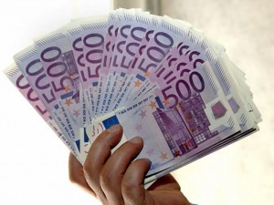 Задържаха данъчна с 1000 евро подкуп 