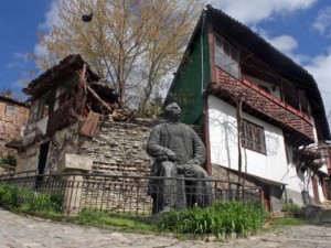 Плъхове и клошари се ширят в имоти за милиони
