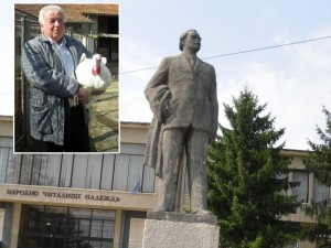 Kмет пази паметник на Георги Димитров с гаубици