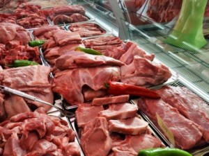 Наш експерт: Евтино, но инжектирано със серуми свинско и пилешко залива родните пазари