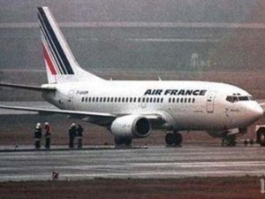Стюардесите от „Ер Франс“ против носенето на забрадка, когато летят до Иран