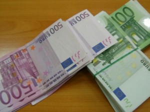 Хлапе намери и върна 54 000 евро