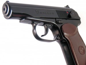 Мъж продава пистолет „Макаров” с обява