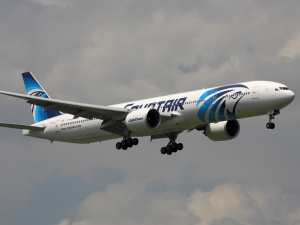 Самолет на „EgyptAir“ е изчезнал от радарите по време на полет от Париж