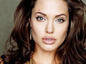 Всички се чудят как Анджелина Джоли още е жива! Вижте дневното и меню