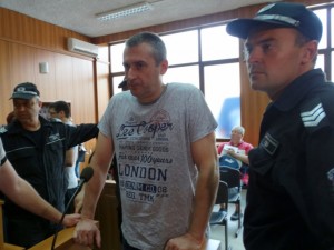 Полицаят Караджов учел сина си как да убива