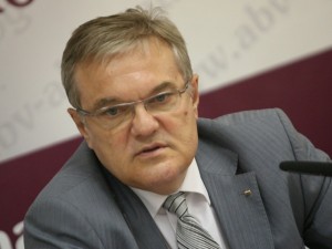 Румен Петков: БСП се вторачи в пъпа си за президент
 