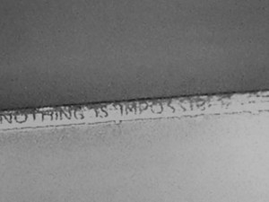 Най-малкият надпис в света е гравиран на ръба на бръснач