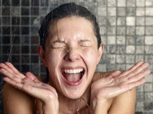 Студеният душ ни прави щастливи и удовлетворени