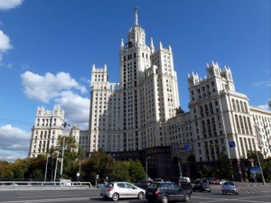 Горя сталински небостъргач в Москва